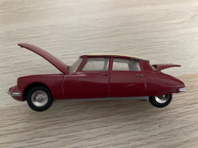 CITROEN  DS 19 DINKY TOYS made in France réf 530