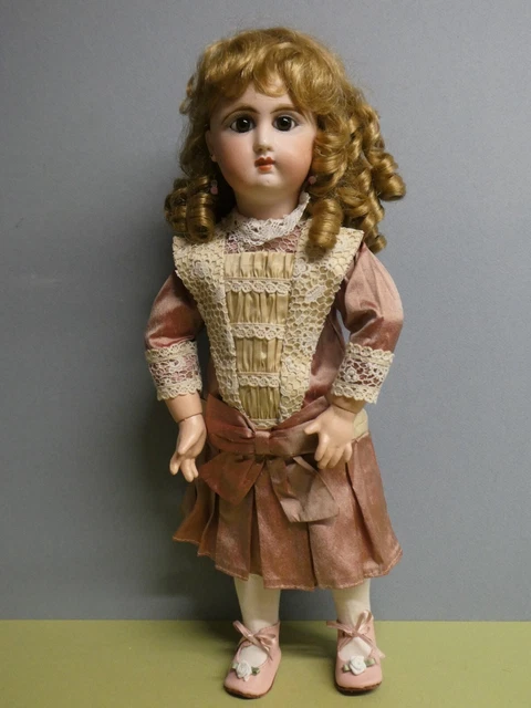 Poupée ancienne: Superbe Jullien Jeune bouche fermée taille 5 42 cm.
