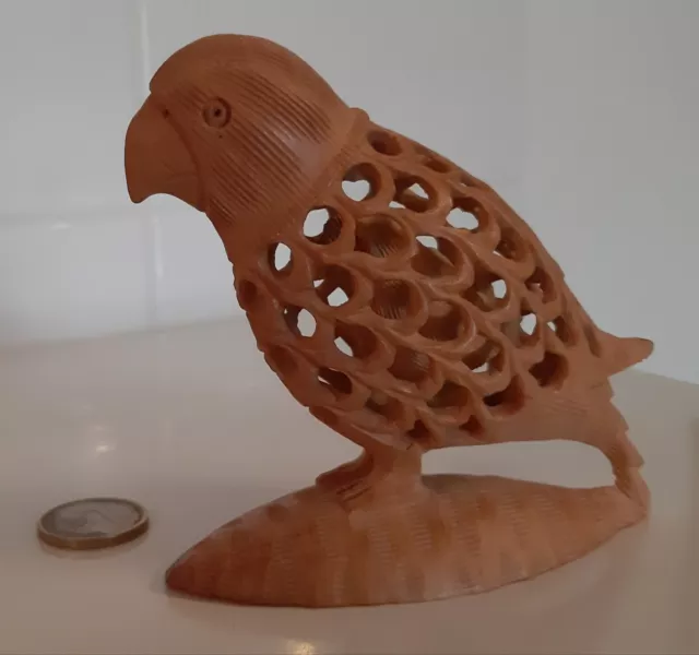 Sculpture perroquet bois dentelle fabrication artisanale figurine animal Inde