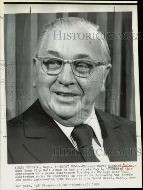 1974 Press Photo Chicago Mayor Richard Daley at City Hall news conference.