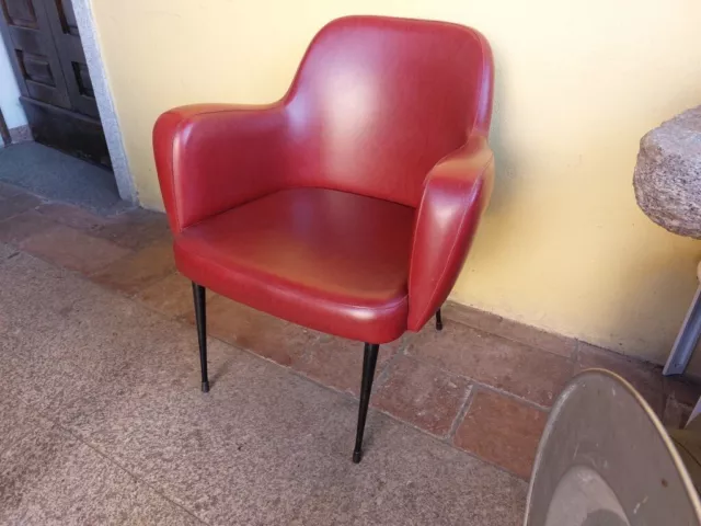 Poltroncina Anni '60 In Similpelle Rossa Vintage Design Anni '60 Gambe Ferro