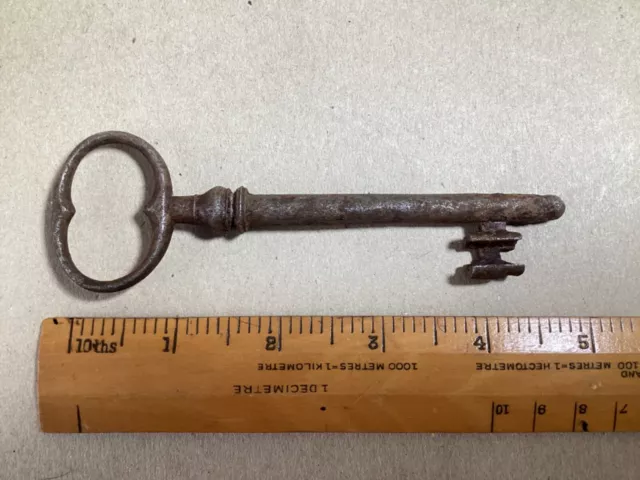 UNUSUAL LARGE DECORATIVE ANTIQUE VICTORIAN CAST IRON  KEY  4.9in. LONG.