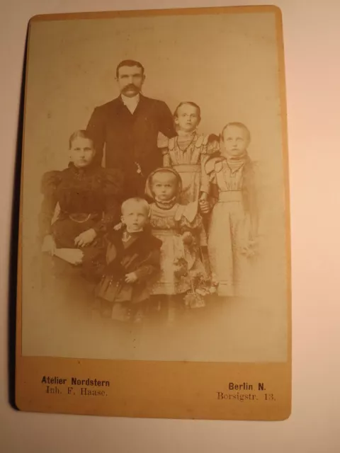 Berlin - Familie - Mann mit Bart & Frau & 4 Kinder - Junge & 3 Mädchen / KAB