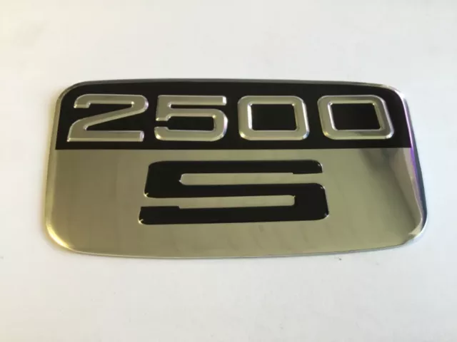 Neuf Qualité Triumph 2500 S Métal Grille Badge Emblème ZKC1521