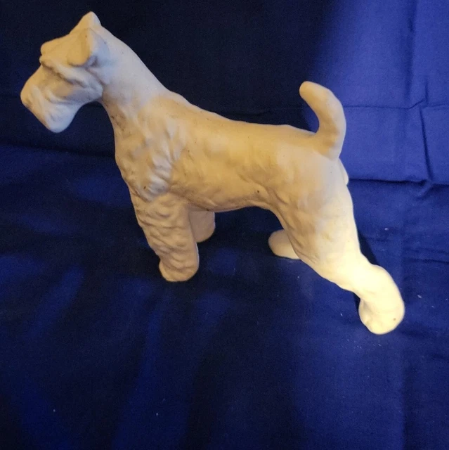 Terrier de cerámica sin pintar