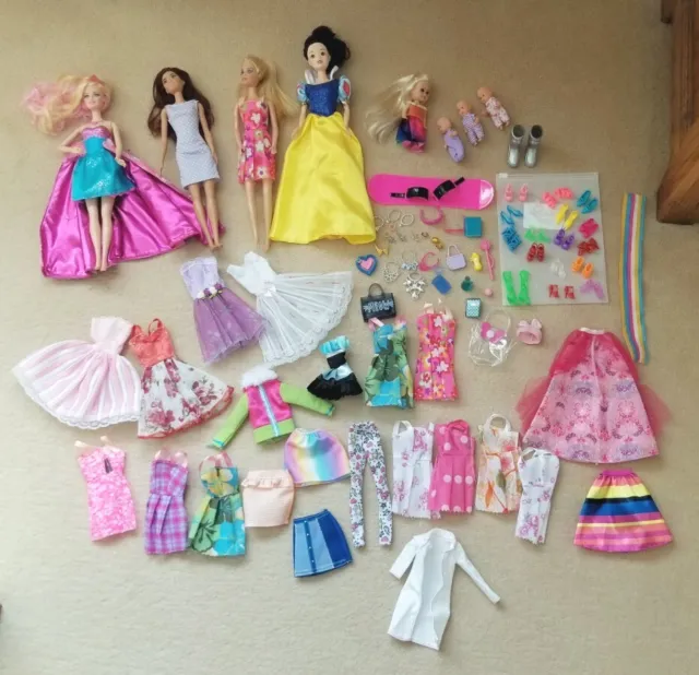 Grande set di 4 bambole, 3 bambini, 1 ragazza & vestiti/abiti/scarpe/gioielli