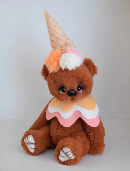 OOAK Walda is a teddy bear 21 cm tall Manufactured with 5 joints