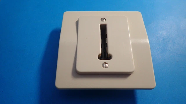 Prise Téléphone PTT Legrand SAGANE 85663 - À L'unité, Neuve (peut Avoir De Légers Défauts D'usine) - Pour Installation électrique.