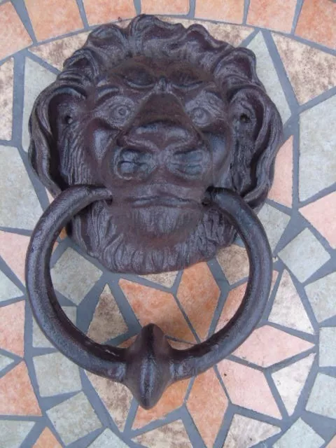 heurtoir lion , frappe porte en fonte patinée brun ,sonnette .