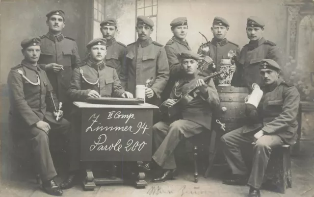 Foto AK  1.WK  bayr. Soldaten Schulterklappe 1 mit Reservistenkrug Freising 1911