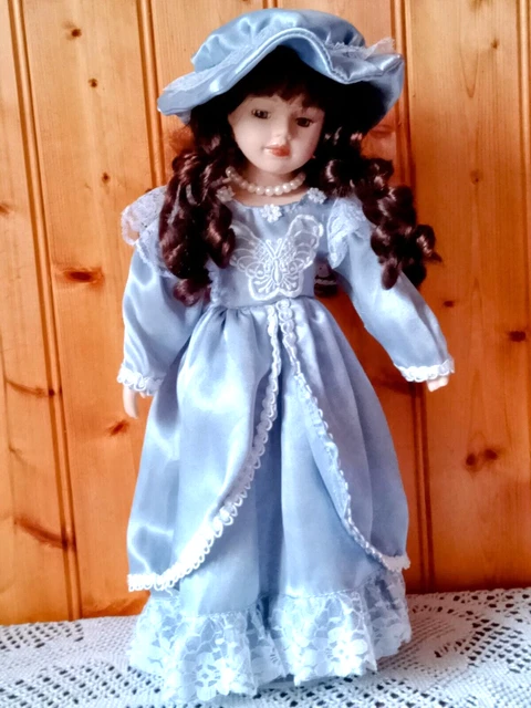 Poupée En Porcelaine Ancienne 30 Cm Avec Coffret Penderie En Osier Et 2 Robes