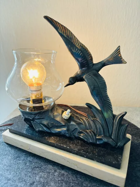Schöne alte Art Deco Tischlampe Lampe Fluegender Vogel Auf  Marmorsockel Vintage