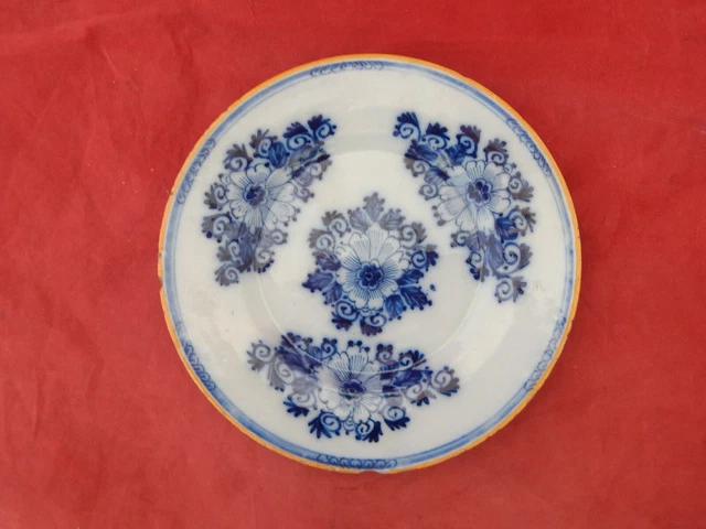 18th.CENTURY DUTCH DELFT PLATE. DARK BLUE FLORALS WITH OCHRE RIM.