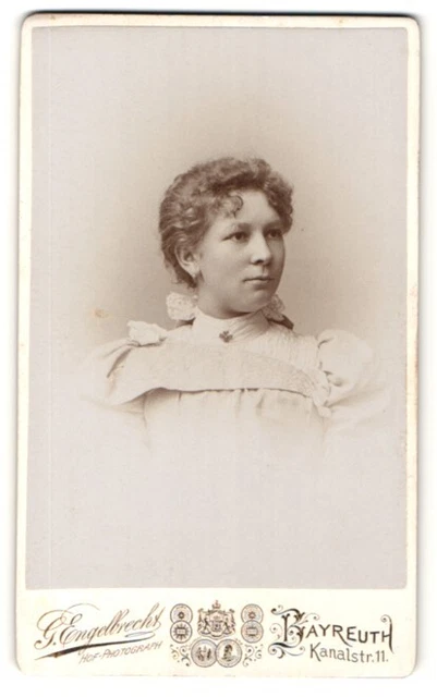Fotografie G. Engelbrecht, Bayreuth, Portrait junge Dame mit zusammengebundenem