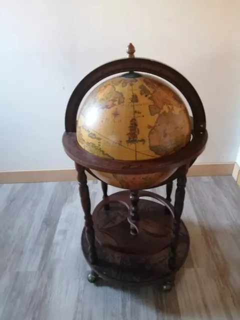 Excelente botellero con forma de Globo Terráqueo