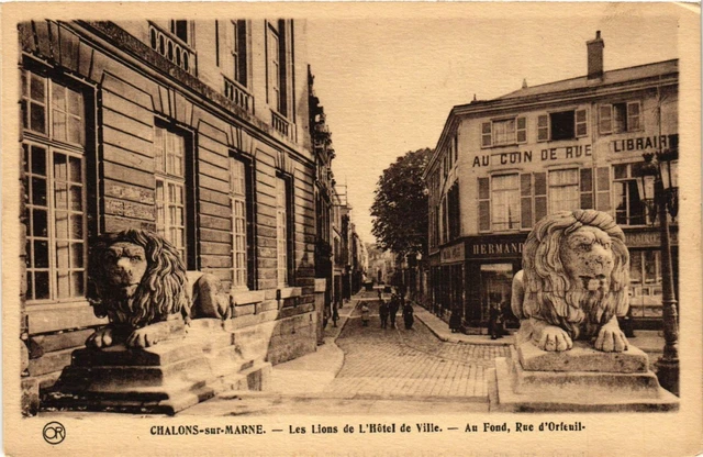 CPA CHALONS-sur-MARNE - Les Lions de l'Hotel de Ville - Au Fond Rue (742852)