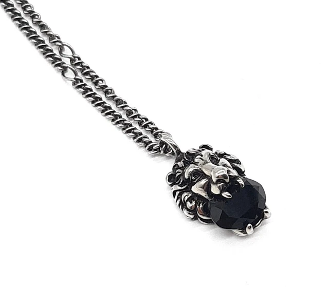 Gucci Collana con ciondolo testa di leone in cristallo nero invecchiato in...