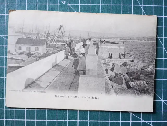 XH765 CPA circa 1900 Marseille - sur la jetée - très animée