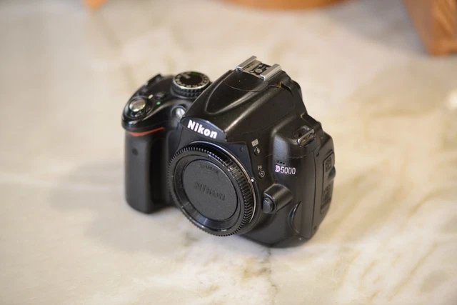 Nikon D5000 12.3MP Digital SLR Camera Body 50528 shutter count with charger