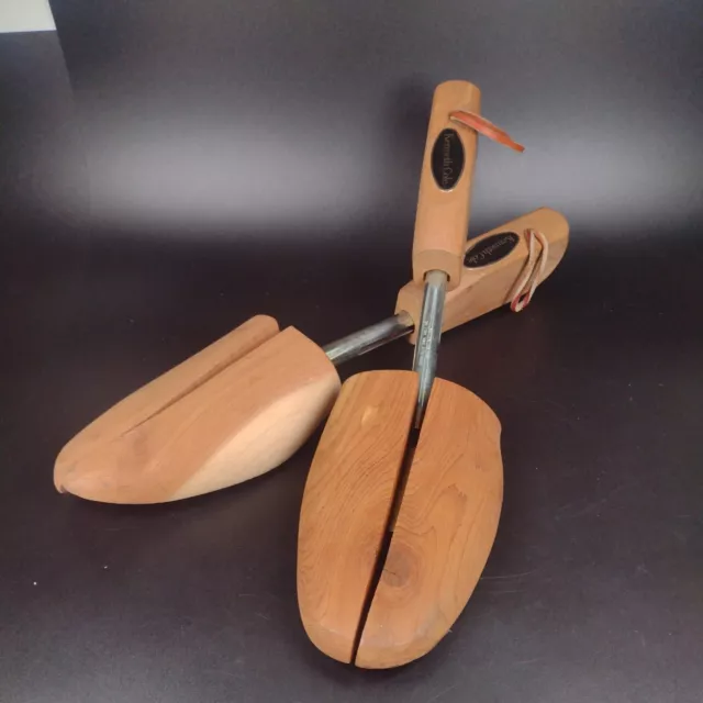 Zapato de madera Kenneth Cole en forma de árbol talla L punta dividida de resorte
