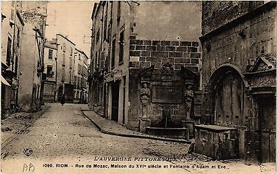 CPA the Auvergne riom picturesque rue de mozac maison fontaine (407820)