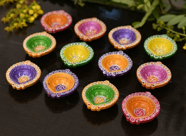 Argilla indiana dipinta a mano 12 Diyas Diya Deepak Earthen Set colorato...