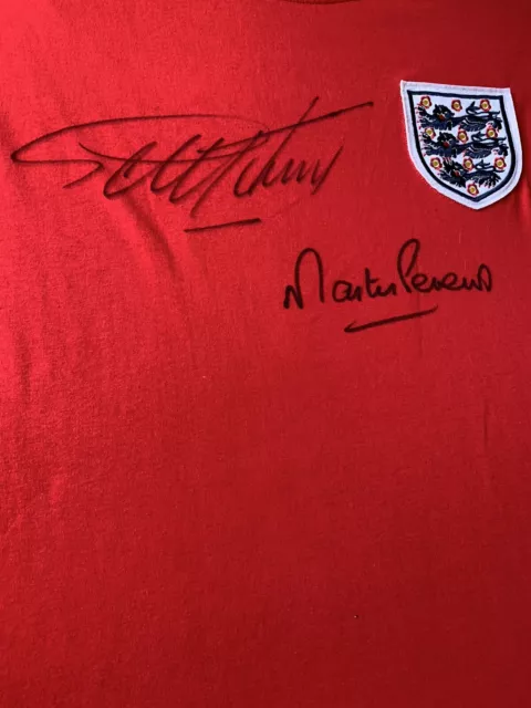 Rara Maglietta Geoff Hurst Martin Peters Firmata Inghilterra 1966 + COA + COPPA DEL MONDO PROOF 2