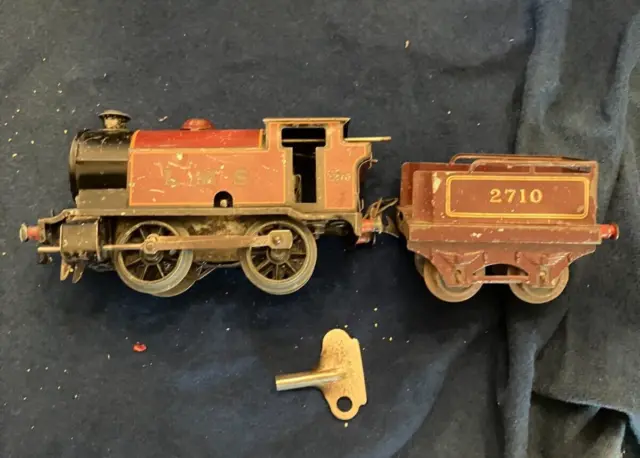 Hornby clockwork/wind up antique all metal locomotive, tender and key, working