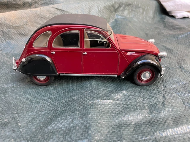 Véhicule Miniature Citroen 2CV Charleston Bordeaux/Noir SOLIDO 1 Véhicule Miniature Citroen 2CV Charleston Bordeaux/Noir SOLIDO 1