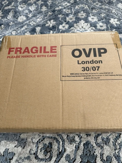 【未開封】Oasis London Wembly 8月2日　VIP BOX OASIS LIVE 25 vip merch box Wembley 02/08 £208.68 - PicClick UK