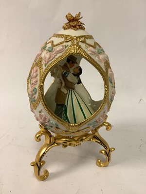 Franklin Mint Gone with the wind Ornament Rhett &Scarlett In Decorative Egg.