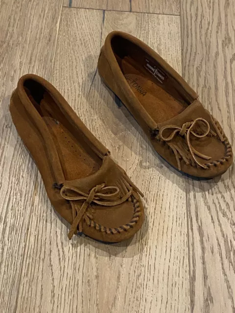 minnetonka moccasins Women's Kilty Hardsole size 6 Brown