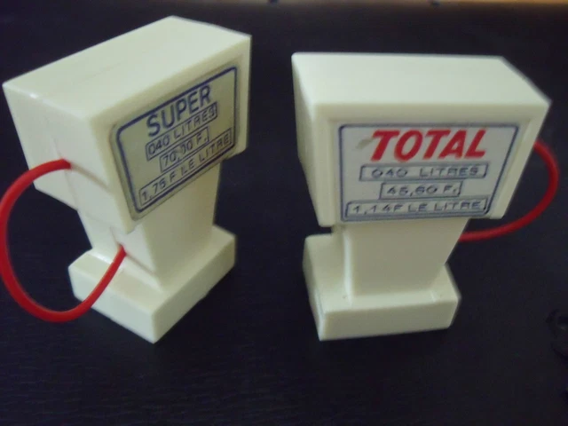 Les deux pompes a essence Esso miniature de Dinky Toys Atlas au 1/43e