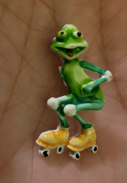 Vintage Rollerskating Kermit the Frog Lapel Hat Pin Brooch Skater, 1 1/4" Length