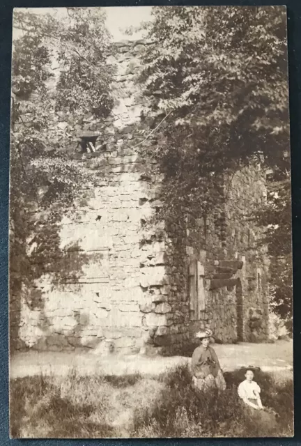 sehr alte Postkarte „2 Frauen vor einer Burgruine ?“ Wer kennt die Burg-Ruine ?