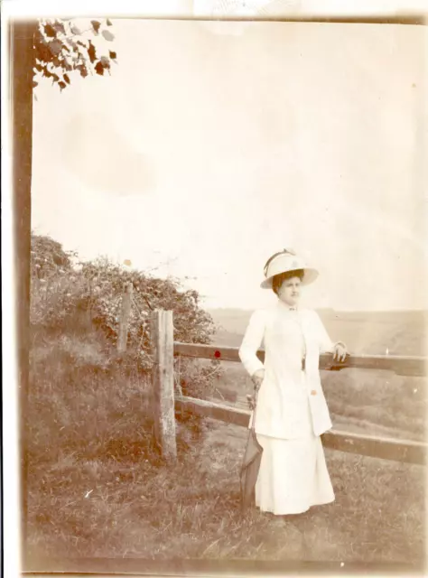 France, Saint-Valery-en-Caux, portrait d&#039;une femme Vintage silver print