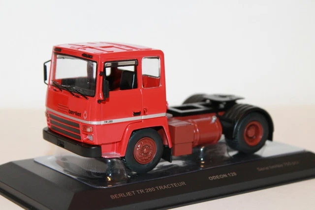 Camion citerne Berliet GLR 8R rouge ANTAR - collection Hachette