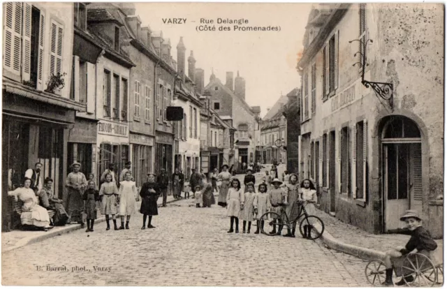 CPA 58 - VARZY (Nièvre) - Rue Delangle (côté des Promenades) - très animée