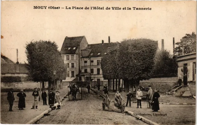 CPA MOUY - La Place de l'Hotel de Ville et la Tannerie (259521)