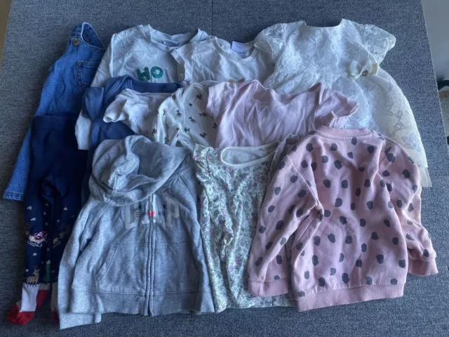 Pacchetto di abiti per bambine età 12-18 mesi. Collezione di 12 articoli