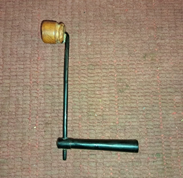 Ancienne Clé De Remontage De Pendule - Modèle 09-24a - Universelle Selon Carré