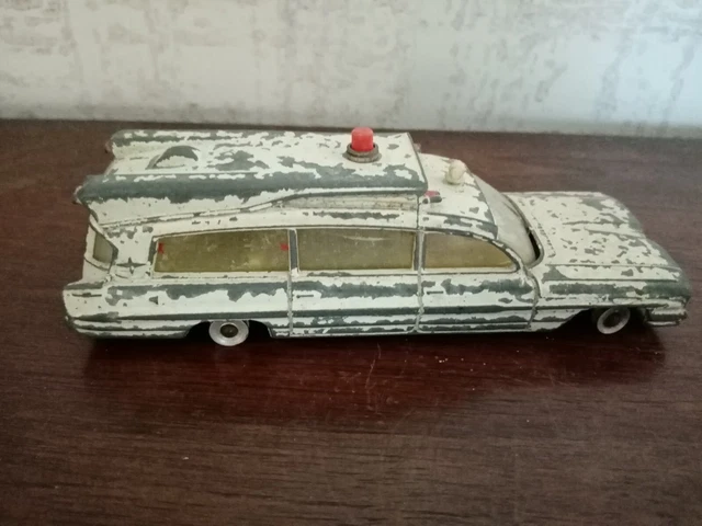 Rare jouet Dinky toys Meccano n° 964 ambulance supérior critérion made  england