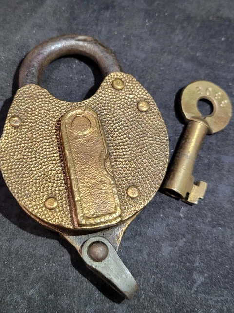 VINTAGE LARGE OLD Yale Lock with Stippled Finish has working Key YALE