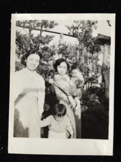 #3589 Japanese Vintage Photo 1940s / woman child mother baby garden plant