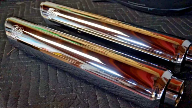NEW GENUINE VANCE & HINES 16837 3" Round Twin Slash Slip-On Mufflers Harley Dyna