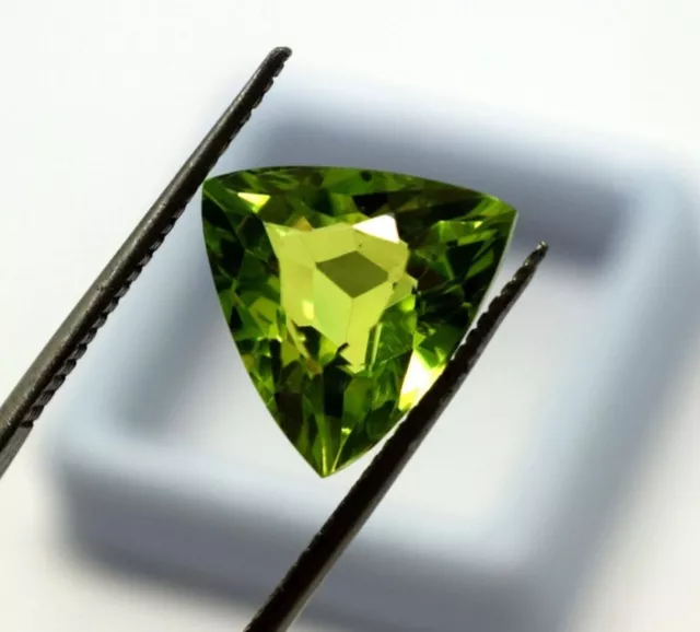 Magnifique Péridot du Pakistan  16.05 Carats