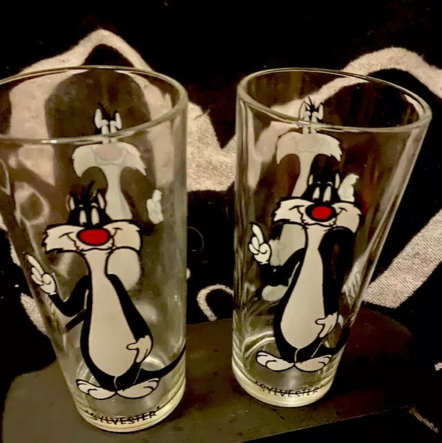 SMALL NOSE SYLVESTER REAL ERROR (Right) Next To Original 1973 Pepsi Glass
