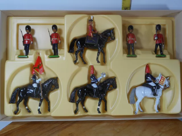 Britains Toy Soldiers Set 7219, The Queen , Scots Guards, 8 Figures