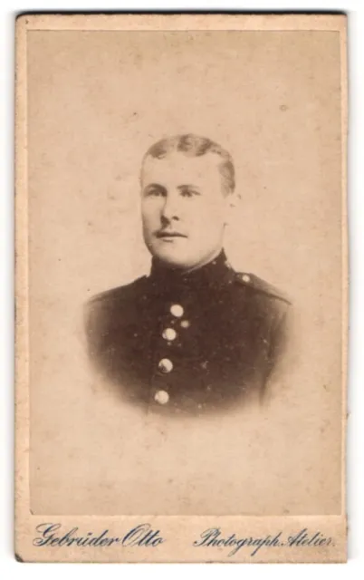 Fotografie Gebrüder Otto, Oranienburg, Portrait Soldat in Uniform