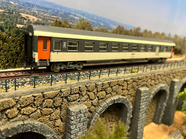 La voiture voyageurs Corail B6Dd2 de la SNCF en miniature par Jouef au